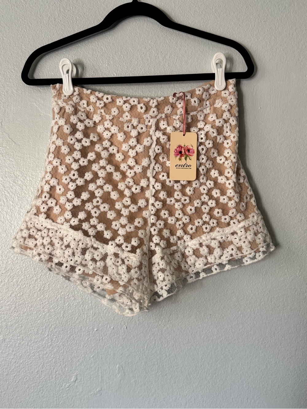 NWT Entro Beige Lined White Floral Lace High-Waist Shorts